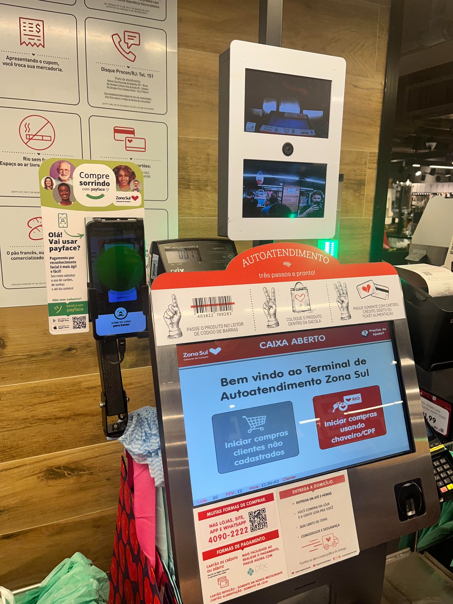 Dispositif de paiement dans un commerce à Rio de Janeiro.
